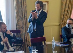 Santiago Cafiero aplaudiendo y Matías Kulfas aplaudiendo a Martín Guzmán