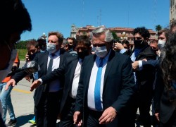 Alberto Fernandez con barbijo caminando